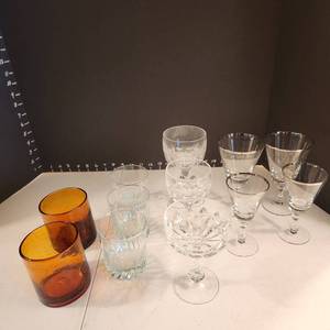 lot 1068 image: Crystal stemware (some chips) and glasses