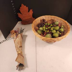 lot 1069 image: Basket with decor, clay decor