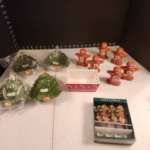 lot 1072 image: Fitz & Floyd Christmas tree bowls, s&p shakers and spreaders