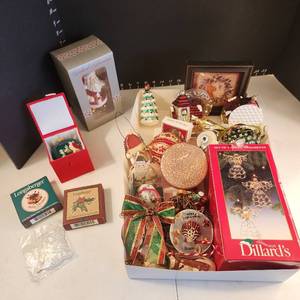 lot 1083 image: Assorted Christmas ornaments