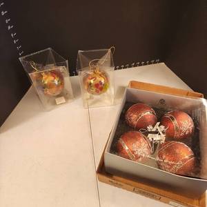 lot 1085 image: Glass ornaments