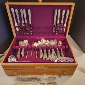 lot 1097 image: Deluxe by Home Decorations, Prestige stainless steel silverware in original case - all light-use mint condition.  Includes 90 pc and 11 serving pieces - total of 101 pc