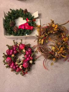 lot 1098 image: Three wreaths