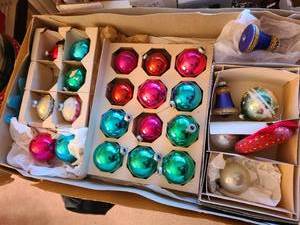 lot 1101 image: Vintage Shiny Brite ornaments and more