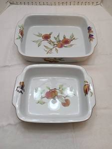lot 1125 image: Royal Worcester Evesham porcelain casseroles 10 x 13 and 8 x 9.5