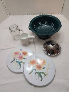 lot 1131 image: Green graniteware colander, steamer, Tupperware measuring cups, more