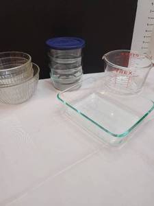 lot 1135 image: Pyrex bowls, measuring cup, 6 cup rectangular casserole dish