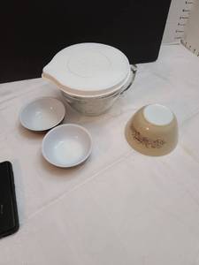 lot 1136 image: Pampered chef 2 qt. batter bowl, vintage Pyrex forest fancies mixing bowl #401, 2 brown Corning bowls