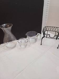 lot 1137 image: Pyrex measuring cups, glass vase, drink dispenser base only