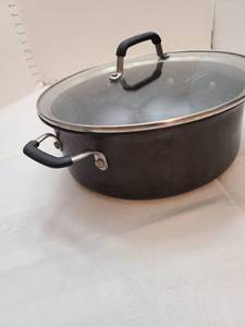 lot 1148 image: Calphalon pot with lid, 7 qt