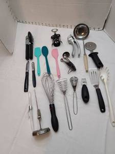lot 1167 image: Kitchen utensils