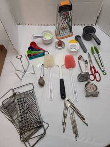 lot 1168 image: Kitchen utensils