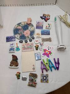 lot 1169 image: Braun drink mixer and refrigerator magnets