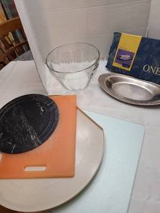 lot 1170 image: Corning counter protector 16 x 20, lazy Susan, cutting board, Oneida roll tray