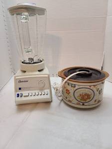 lot 1171 image: Osterizer blender and potpourri crock pot