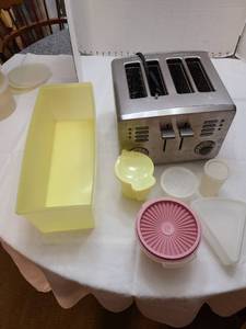 lot 1177 image: Cuisinart 4 slice bagel toaster and assorted Tupperware