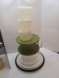lot 1179 image: 5 plastic turntables and 3 Tupperware containers