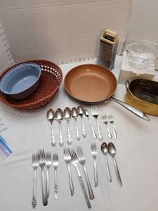 lot 1185 image: Gotham 10 skillet, stainless flatware, Mikasa bowl, grater