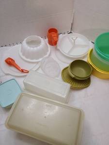 lot 1189 image: Tupperware items, some have no lids