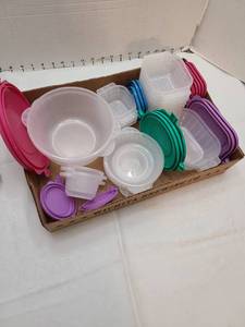 lot 1191 image: Anchor Hocking plastics with snap lids