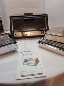 lot 1194 image: Black and Decker toaster ovenbroiler with extra pans and racks