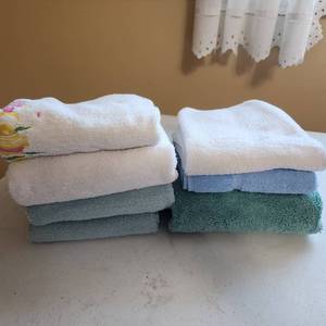 lot 2000 image: Hand towels