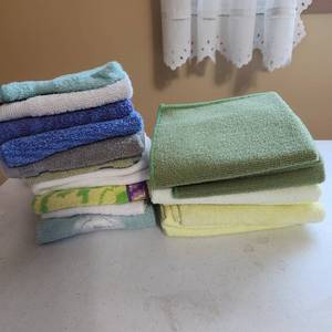 lot 2003 image: Microfiber wash cloths and assorted wash cloths