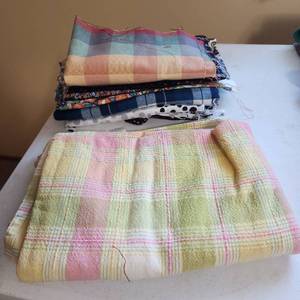 lot 2008 image: Assorted fabric and tablecloth