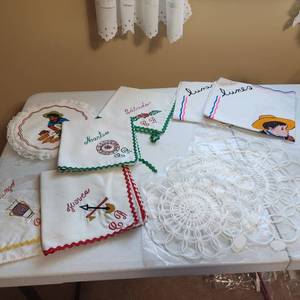 lot 2019 image: Plastic pot trivets, towels, fabric pot holdertrivet