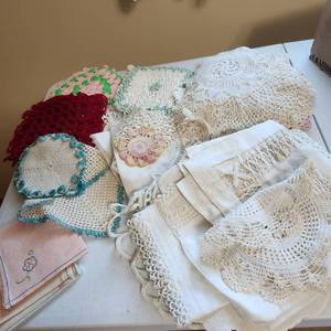 lot 2020 image: Assorted doilies and fabric napkins