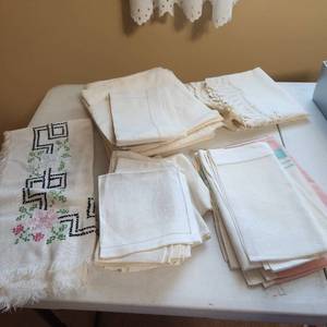 lot 2021 image: Table runner and fabric napkins