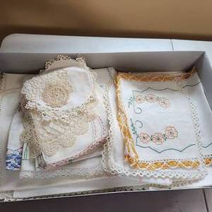 lot 2022 image: Embroidered tableclothes, runners and doilies