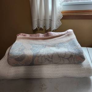 lot 2028 image: Vintage full size wool blanket and fullqueen blanket