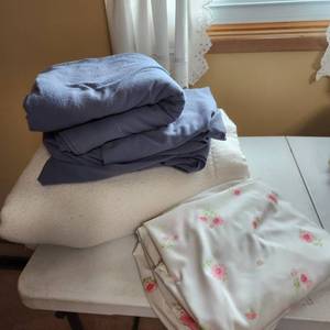 lot 2029 image: 2 Full size fitted with 1 top sheet and full size blanket (blue is flannel)