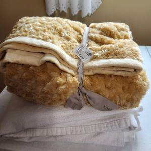 lot 2031 image: Nobility throw new and white blanket