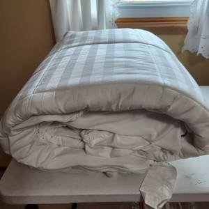 lot 2032 image: Nobility king mattress pad