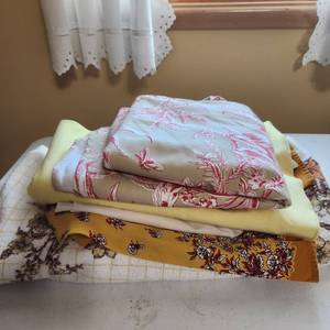 lot 2040 image: Assorted tablecloths