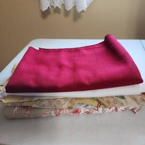 lot 2041 image: Assorted tablecloths (2 are round printed)