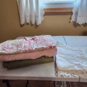 lot 2042 image: Assorted tablecloths (all round) and lace runners