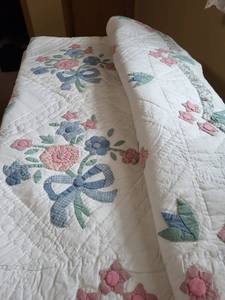 lot 2044 image: Handmade -style quilt fullqueen very nice