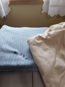 lot 2051 image: Queen thermal blanket, full fitted flannel sheet