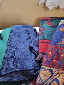 lot 2058 image: 2 Oval tablecloths, 2 throw blankets with red tote