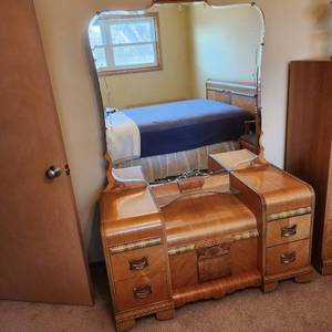 lot 2200 image: Vintage Art Deco waterfall design vanity with mirror great condition 70 x 49 x 19