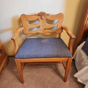 lot 2202 image: Vintage Art Deco waterfall design bench 29 x 24 x 17