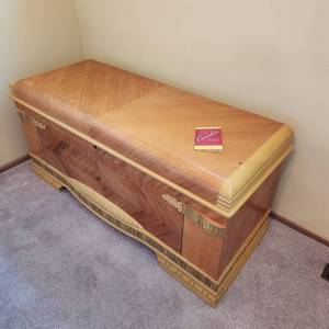 lot 2205 image: Cavalier vintage art deco waterfall design cedar chest 23 x 49 x 18