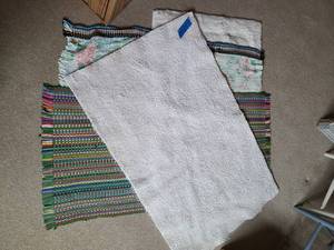 lot 3008 image: (4) Throw rugs. Largest is 44 x 27