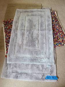 lot 3009 image: (4) Throw rugs. Largest 44 x 24