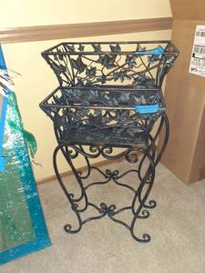 lot 3015 image: 2 metal plant stands (31 x 19 x 10 & 26 x 15 x 8)