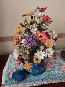 lot 3017 image: Floral centerpiece