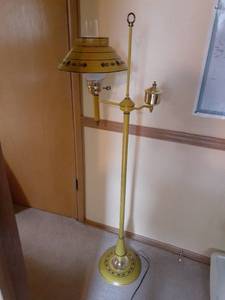 lot 3024 image: Vintage floor lamp. Works. Approximately 55 inches tall
